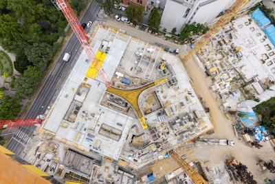 Große Baustelle aus der Kranperspektive