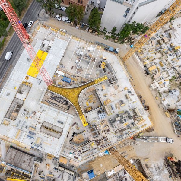 Große Baustelle aus der Kranperspektive