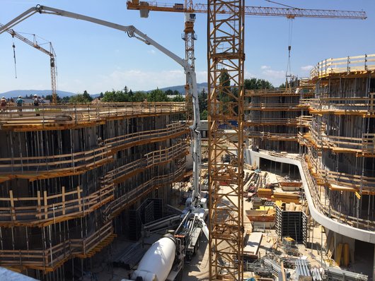 The formwork for the 3 km of balcony edge beams presented a particular challenge.