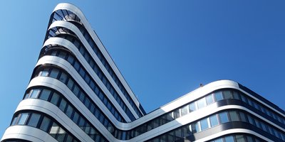 Office Gebäude am Flughafen Wien mit blauem Himmel