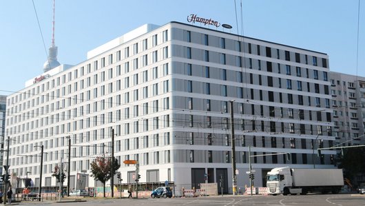 Ansicht des fertiggestellten Hotel- und Wohngebäudes in der Nähe des Alexanderplatzes in Berlin.