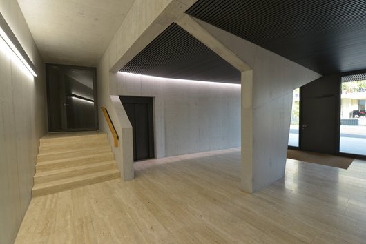 The finished entrance hall with its striking concrete column: an invisible connection to the ceiling was facilitated using a reverse bending connection.
