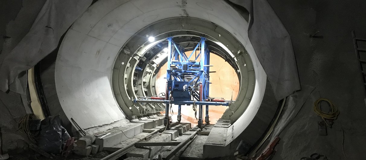 The tunnel invert and roof were concreted after installation of the membrane seal. 