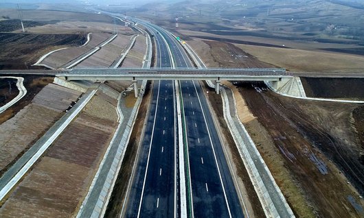 Eine der Brücken über die neu gebaute Autobahn. 