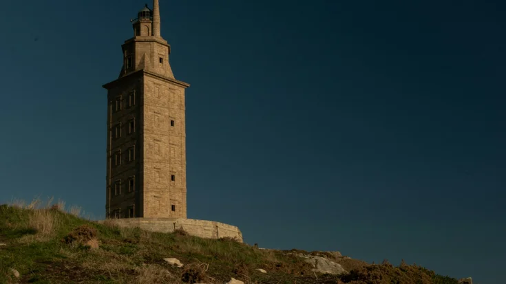 antiker, brauner Leuchtturm auf Hügel