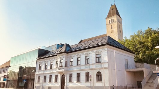 Ddas sanierte Rathaus und das neue Bürgerzentrum im Ortskern von Böheimkirchen.